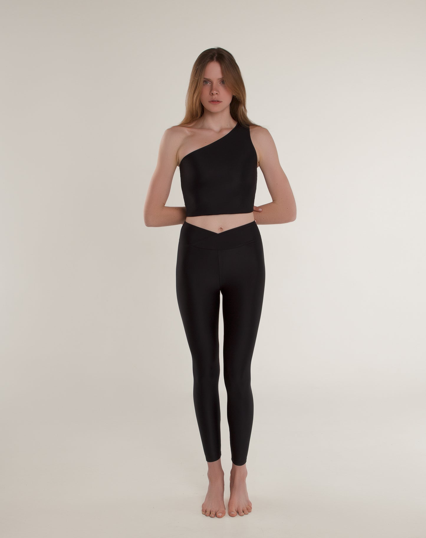 czarne legginsy z modelującym pasem