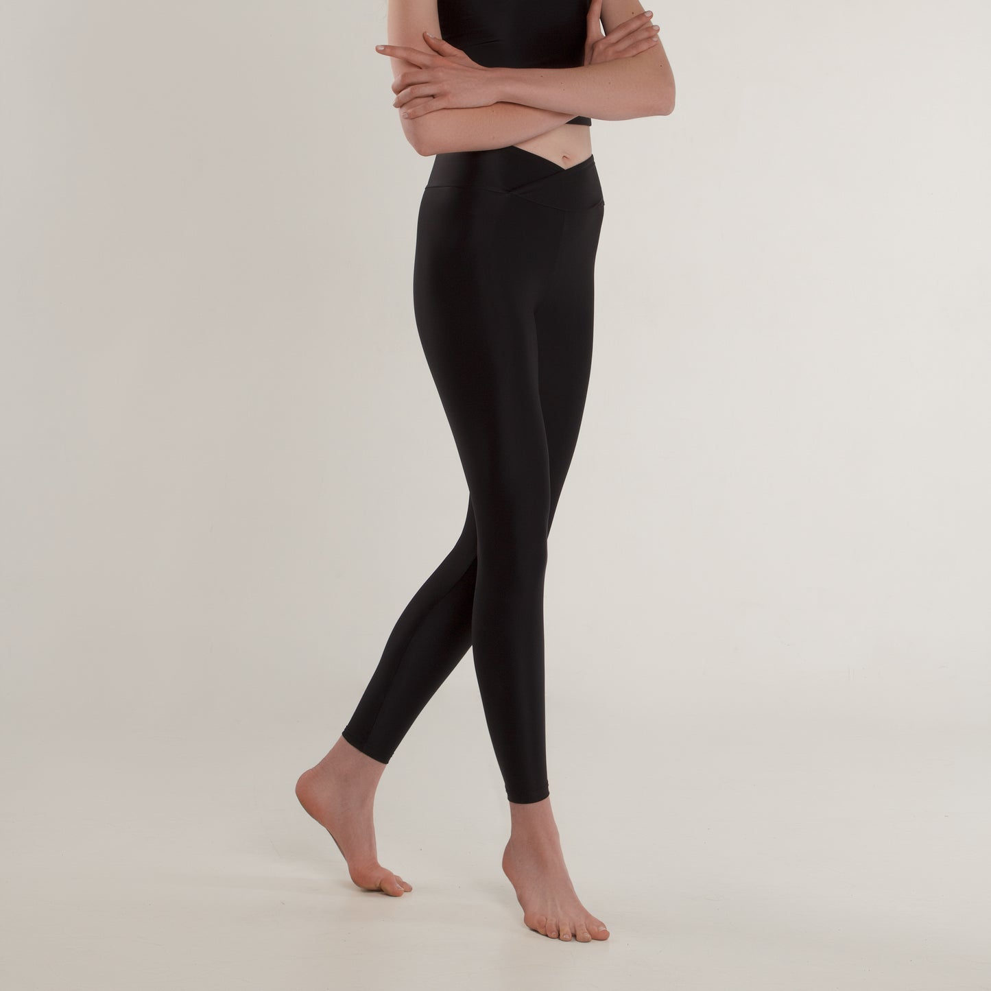 czarne legginsy z modelującym pasem