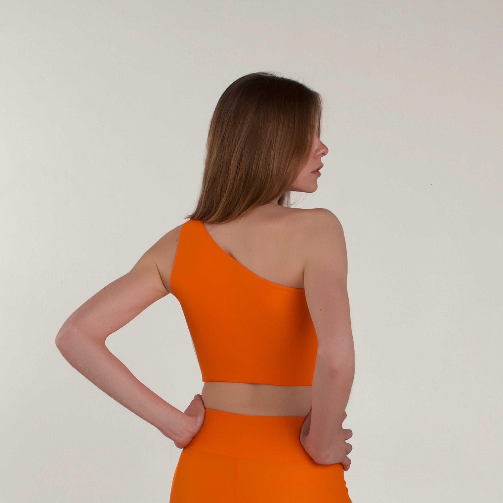 pomarańczowy top na jedno ramię
