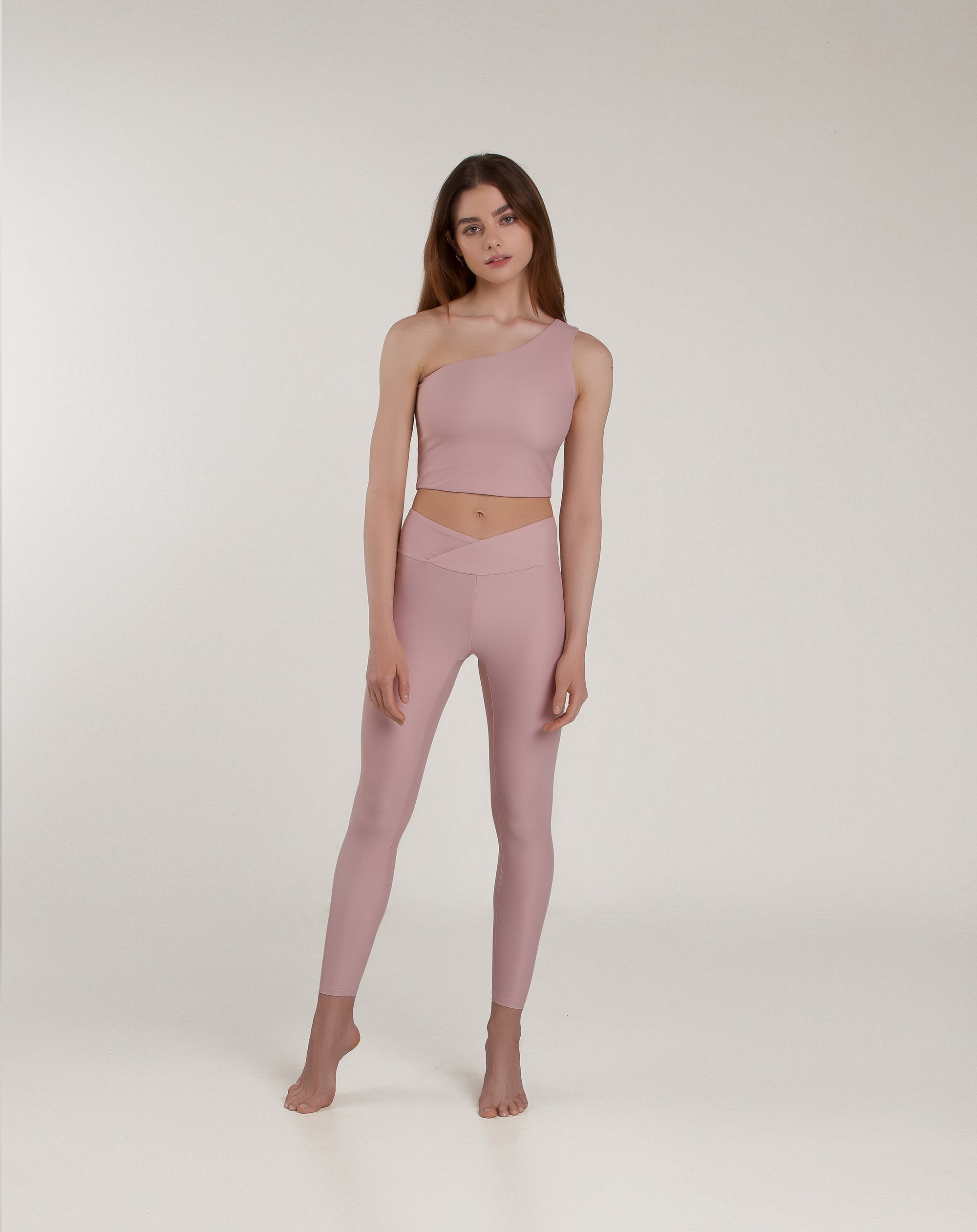 pudrowo różowe legginsy z modelującym pasem