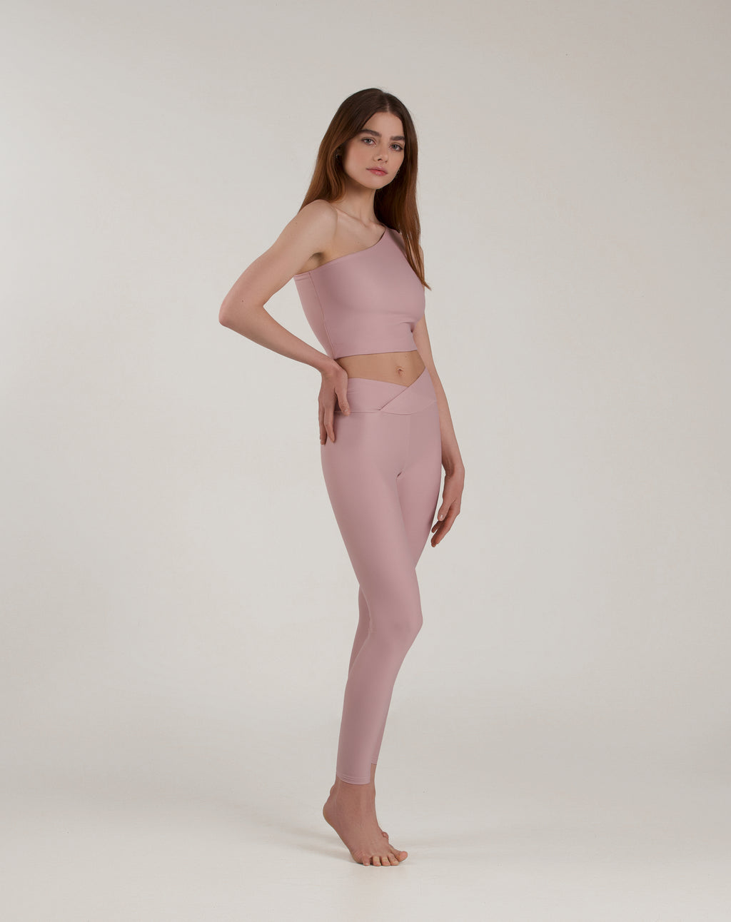 pudrowo różowe legginsy z modelującym pasem
