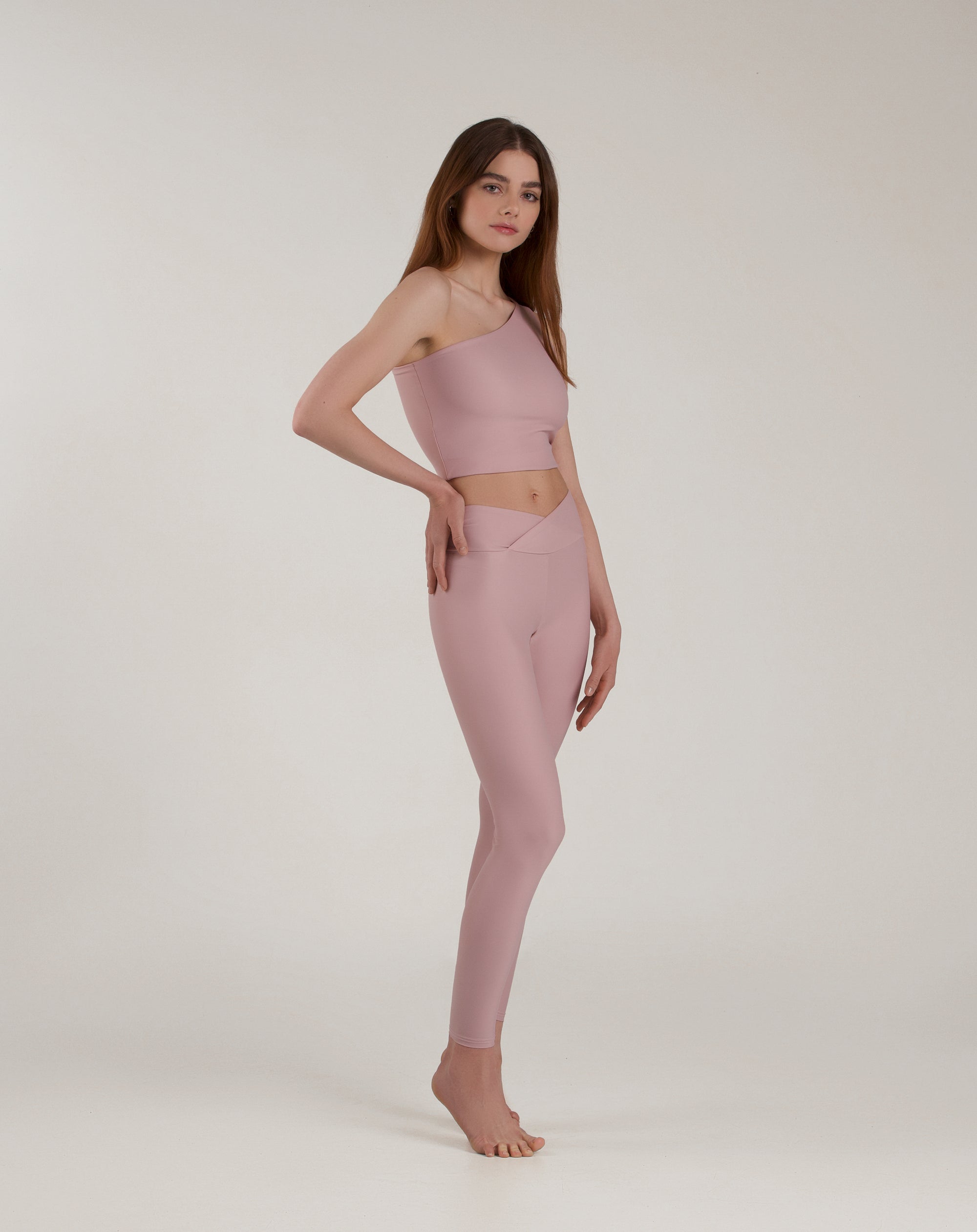 pudrowo różowe legginsy z modelującym pasem